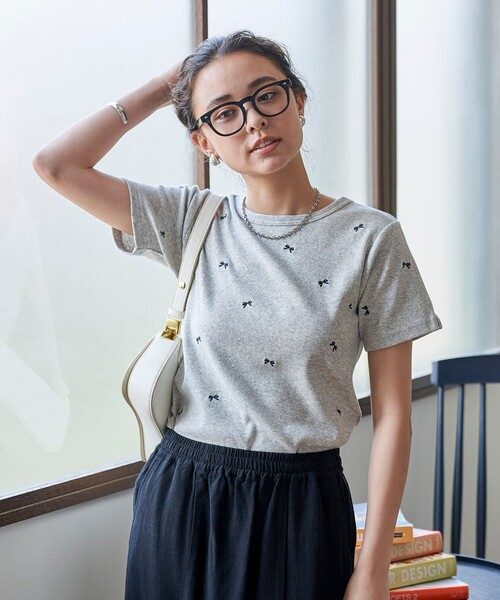 FREAK'S STORE（フリークスストア）の「ミニリボン刺繍 Tシャツ（Tシャツ/カットソー・レディース・ブラック/ライトグレー/オフホワイト・ﾌﾘ-）」の15枚目の写真