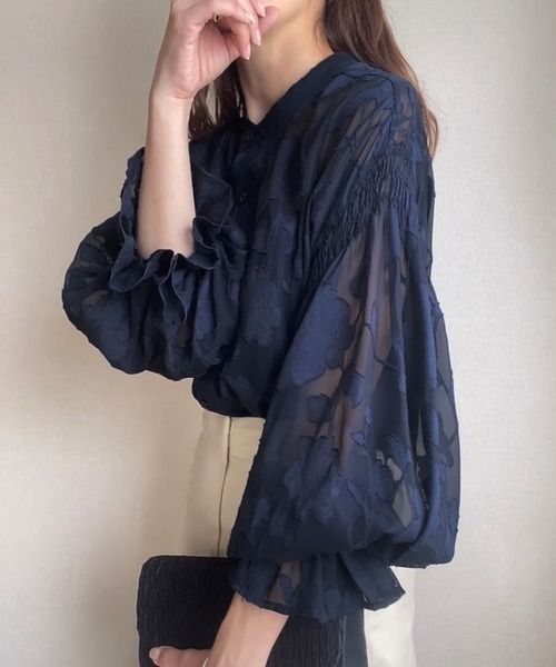 H.TOKYO(エイチトウキョウ)の「2WAY フラワージャガードシアーシャツ(シャツ/ブラウス・レディース・ネイビー/ホワイト/ライトグリーン/ブラック・SMALL/MEDIUM/LARGE/X-LARGE)」の1枚目の写真