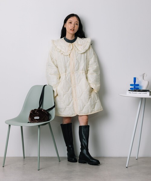 FREAK'S STORE（フリークスストア）の「フリル丸襟付き ギャザーキルトコート（その他アウター・レディース・オフホワイト/ブラック/オリーブ・ﾌﾘ-）」の2枚目の写真