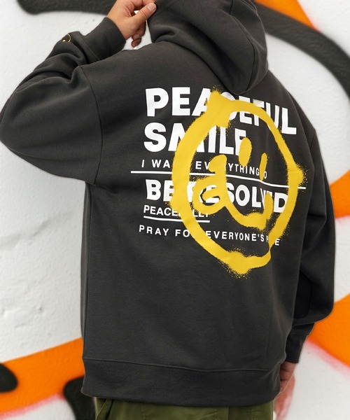 SMILEY FACE(スマイリーフェイス)の「【GROOVY STORE】SMILEY FACE 裏起毛ビッグサイズスプルオーバーパーカー(パーカー・メンズ・ホワイト×グレー/ブラック/スミクロ・L/M)」の3枚目の写真