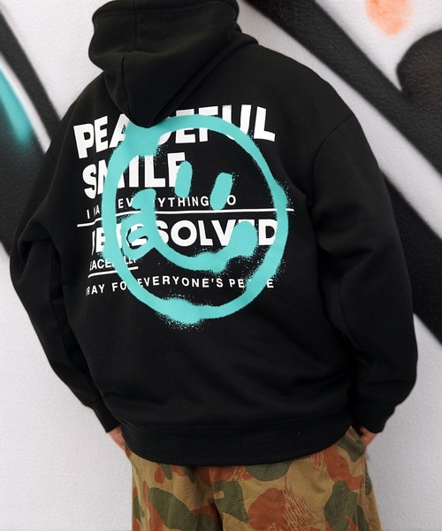 SMILEY FACE(スマイリーフェイス)の「【GROOVY STORE】SMILEY FACE 裏起毛ビッグサイズスプルオーバーパーカー(パーカー・メンズ・ホワイト×グレー/ブラック/スミクロ・L/M)」の2枚目の写真