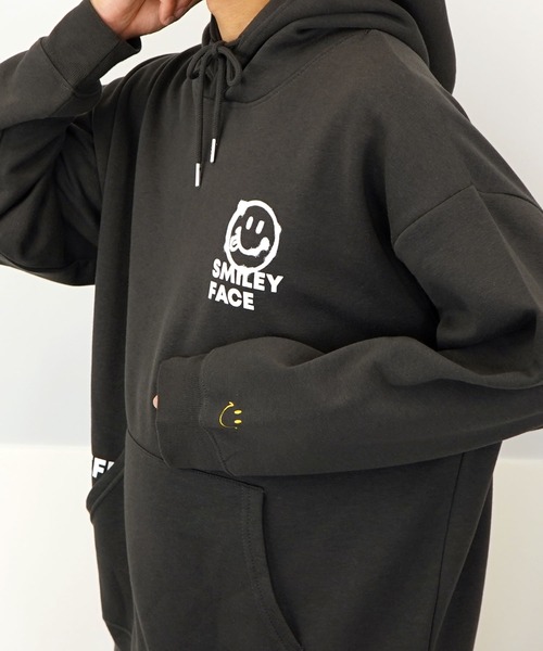 SMILEY FACE(スマイリーフェイス)の「【GROOVY STORE】SMILEY FACE 裏起毛ビッグサイズスプルオーバーパーカー(パーカー・メンズ・ホワイト×グレー/ブラック/スミクロ・L/M)」の21枚目の写真