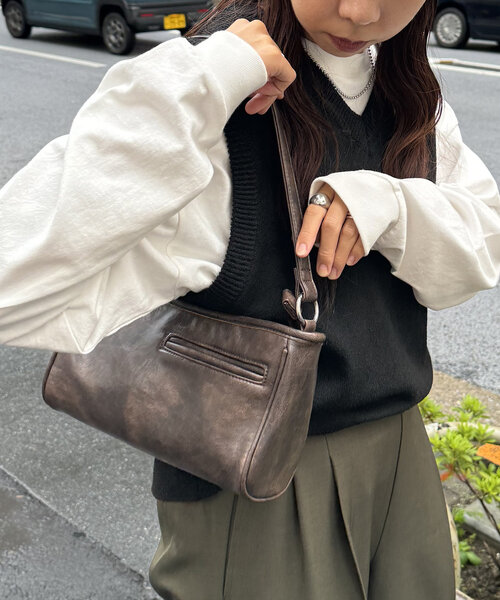 DISCOAT（ディスコート）の「オイル調2WAYポケットショルダーバッグ（ショルダーバッグ・レディース・キャメル/ボルドー/ダークブラウン/ブラック・FREE）」の5枚目の写真