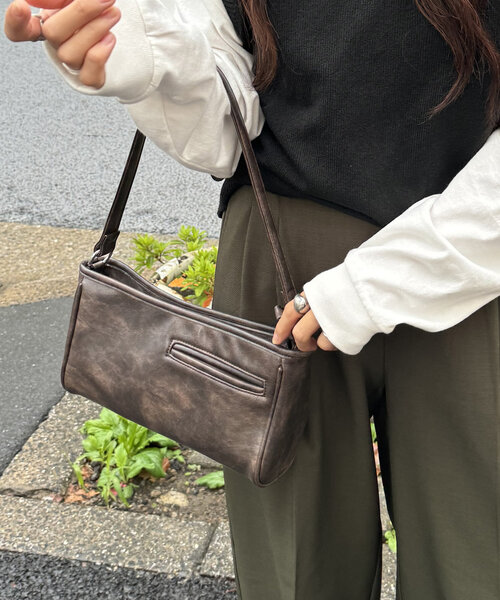 DISCOAT（ディスコート）の「オイル調2WAYポケットショルダーバッグ（ショルダーバッグ・レディース・キャメル/ボルドー/ダークブラウン/ブラック・FREE）」の6枚目の写真