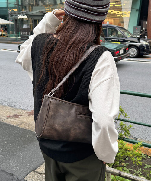 DISCOAT（ディスコート）の「オイル調2WAYポケットショルダーバッグ（ショルダーバッグ・レディース・キャメル/ボルドー/ダークブラウン/ブラック・FREE）」の7枚目の写真