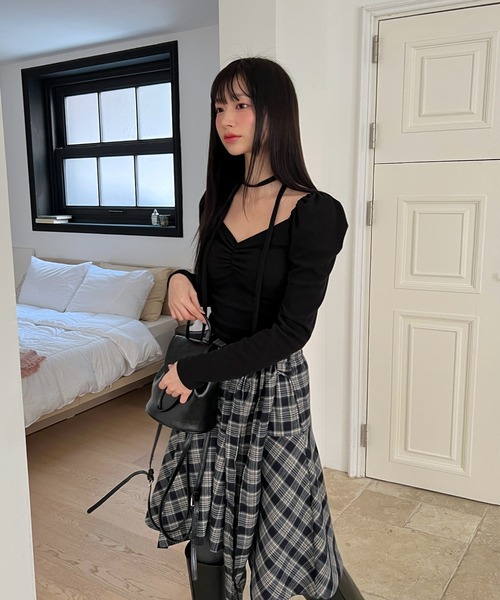 by muni:r(バイ ムニール)の「ラブリーパフシャーリングトップス+マフラーSET(Tシャツ/カットソー・レディース・チャコール/ホワイト/ブラック・FREE)」の7枚目の写真