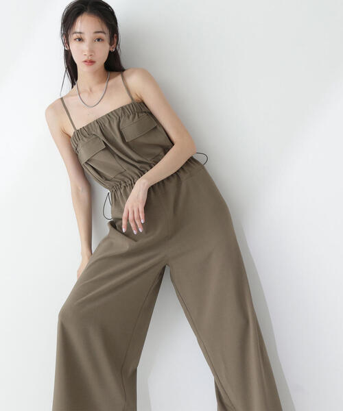 NATURAL BEAUTY BASIC(ナチュラルビューティーベーシック)の「◇ダブルポケットギャザーオールインワン(つなぎ/オールインワン・レディース・カーキ/チャコールグレー・MEDIUM/P/S)」の2枚目の写真