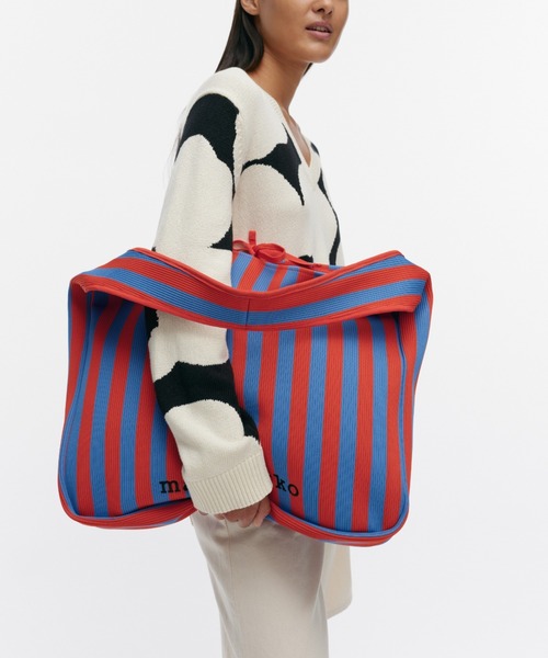 marimekko（マリメッコ）の「【ノベルティ付】Merirosvo / Knitted Shoulderbag Large（ショルダーバッグ・レディース・ブラック×ホワイト/ブルー系その他・FREE）」の2枚目の写真
