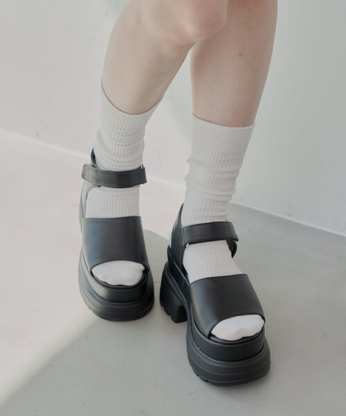 Chico(チコ)の「厚底ボリュームソールサンダル(サンダル・レディース・アイボリー/ブラック/ベージュ・SMALL/MEDIUM/LARGE)」の4枚目の写真