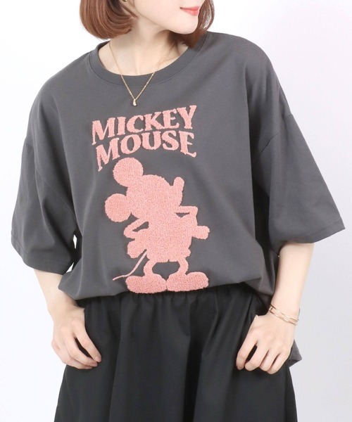 Disney(ディズニー)の「Disney(ディズニー)キャラクター刺繍・サガラ刺繍ビッグシルエットTシャツ レディース/ミッキーマウス ミニーマウス スティッチ(Tシャツ/カットソー・レディース・ピンク/サックスブルー/ベージュ/アッシュグレー/カーキ/オフホワイト/レッド/ネイビー/パープル/ブラック系その他2/スミクロ/ブルー系その他/グレー系その他/ブラック系その他/グリーン/イエロー/ブラック系その他3/ブラック系その他4/ホワイト系その他2/ホワイト系その他・M/L)」の6枚目の写真