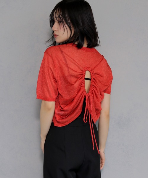 cheriella（シェリエラ）の「【cheriella】バックシャーリングラメニット BACK SHIRRING LAME KNIT（Tシャツ/カットソー・レディース・グレイッシュベージュ/ブラック/レッド/チャコール・M）」の4枚目の写真