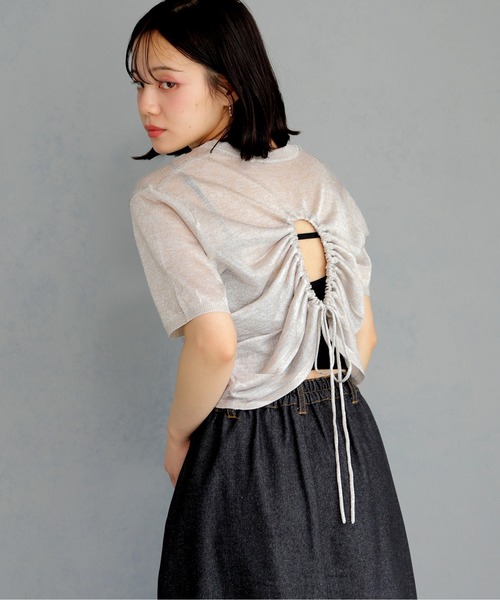 cheriella（シェリエラ）の「【cheriella】バックシャーリングラメニット BACK SHIRRING LAME KNIT（Tシャツ/カットソー・レディース・グレイッシュベージュ/ブラック/レッド/チャコール・M）」の2枚目の写真