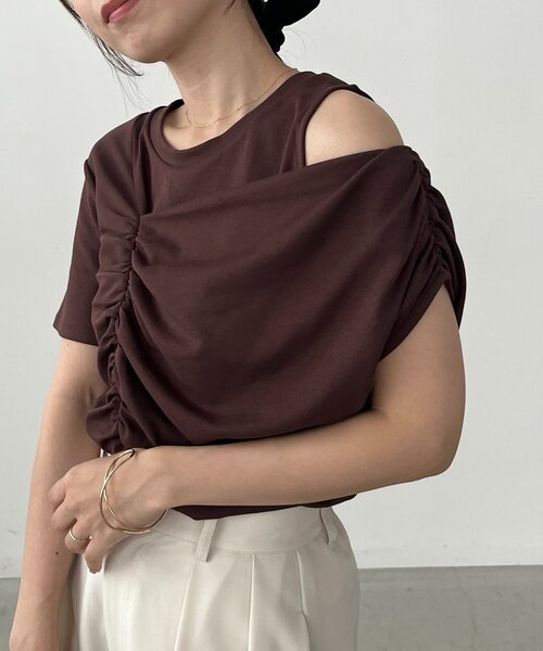 CAPRICIEUX LE'MAGE（カプリシューレマージュ）の「【新色ブラウン登場】アシメギャザーTシャツ（Tシャツ/カットソー・レディース・ホワイト/ブラック/ブラウン・FREE）」の3枚目の写真