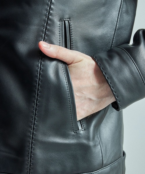 MEN'S BIGI（メンズビギ）の「スタンドカラーシングルライダース ラムレザージャケット（ライダースジャケット・メンズ・ブラウン/ブラック/ネイビー・01/02/03/04）」の22枚目の写真