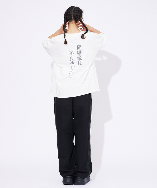 REMI RELIEF(レミレリーフ)の「【REMI RELIEF / レミ レリーフ】 AKIRAMETE MESSAGE BIGTシャツ/ユニセックス(Tシャツ/カットソー・メンズ・ブラック/オフホワイト・M/L/XL)」の4枚目の写真