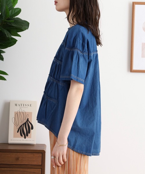 EGLANTINE(エグランティーヌ)の「EGLANTINE セットアップ対応 ダンガリーティアード半袖ブラウス(シャツ/ブラウス・レディース・ブルー/ネイビー・40)」の7枚目の写真