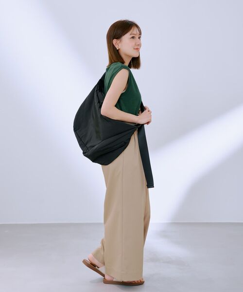 COHINA(コヒナ)の「パデッドキャリーオンショルダーバッグ 【低身長・小柄女性】(ショルダーバッグ・レディース・ベージュ/グレー/ブラック・ONE SIZE)」の4枚目の写真