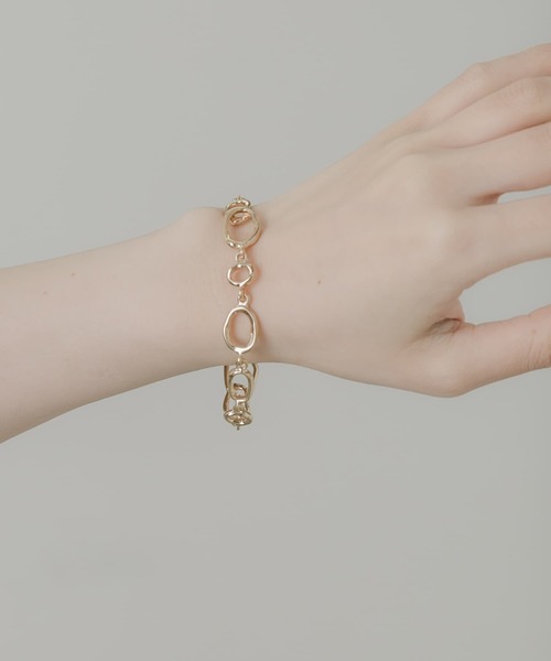 SMELLY(スメリー)の「ニュアンスオーバルチェーンブレスレット(ブレスレット・レディース・ゴールド・-)」の5枚目の写真