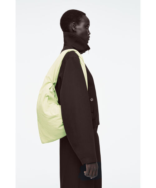 大人気【COS】KITEショルダーバッグ - ナイロン KITE SHOULDER BAG - NYLON KITEショルダーバッグ - ナイロン