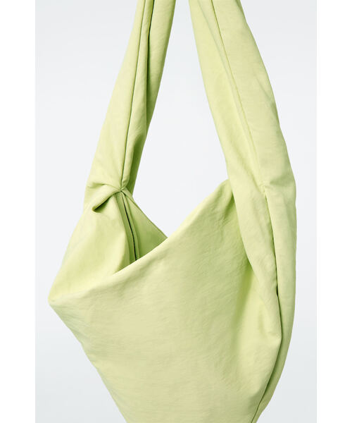 COS（コス）の「KITEショルダーバッグ - ナイロン（ショルダーバッグ・レディース・ブラウン/ベージュ/ライトグリーン・ONESIZE）」の9枚目の写真