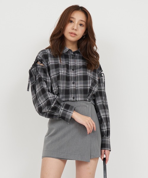 ROYAL PARTY(ロイヤルパーティー)の「チェック柄クロップドシャツ(シャツ/ブラウス・レディース・ブラウン/ネイビー/ブラック・FREE)」の4枚目の写真