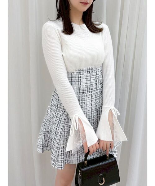 dazzlin（ダズリン）の「ヘムレースリブニットトップス（ニット/セーター・レディース・オフホワイト/グレー/ブラック・FREE）」の4枚目の写真