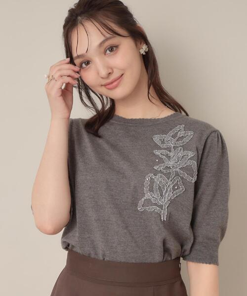 couture brooch（クチュールブローチ）の「オーガンフリルフラワーニット（ニット/セーター・レディース・ダークグレー/ベビーピンク/ライトベージュ・38/42）」の2枚目の写真