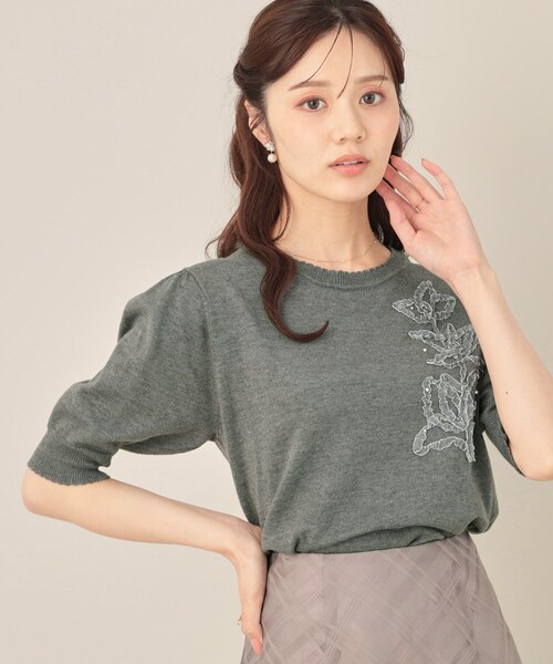 couture brooch（クチュールブローチ）の「オーガンフリルフラワーニット（ニット/セーター・レディース・ダークグレー/ベビーピンク/ライトベージュ・38/42）」の8枚目の写真