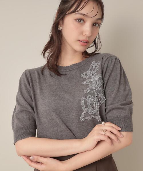 couture brooch（クチュールブローチ）の「オーガンフリルフラワーニット（ニット/セーター・レディース・ダークグレー/ベビーピンク/ライトベージュ・38/42）」の4枚目の写真