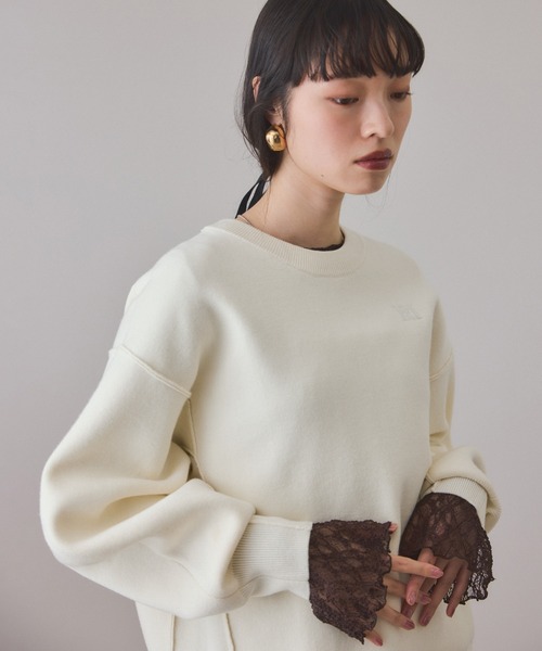 ADAM ET ROPE'（アダムエロペ）の「【サステナブル】ロゴパッチスウェットニット（ニット/セーター・レディース・チャコールグレー/ダークブラウン/レッド/キナリ・36/38）」の2枚目の写真