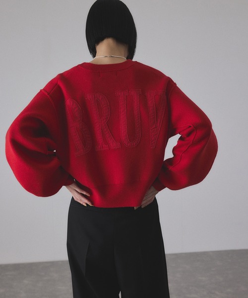 ADAM ET ROPE'（アダムエロペ）の「【サステナブル】ロゴパッチスウェットニット（ニット/セーター・レディース・チャコールグレー/ダークブラウン/レッド/キナリ・36/38）」の5枚目の写真