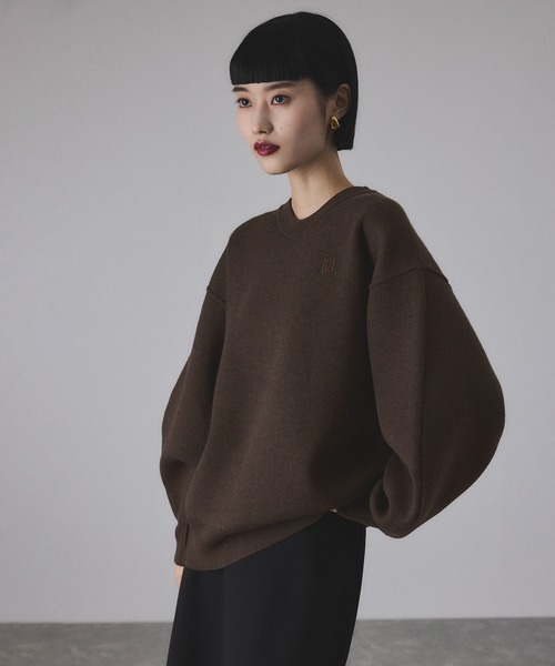 ADAM ET ROPE'（アダムエロペ）の「【サステナブル】ロゴパッチスウェットニット（ニット/セーター・レディース・チャコールグレー/ダークブラウン/レッド/キナリ・36/38）」の6枚目の写真