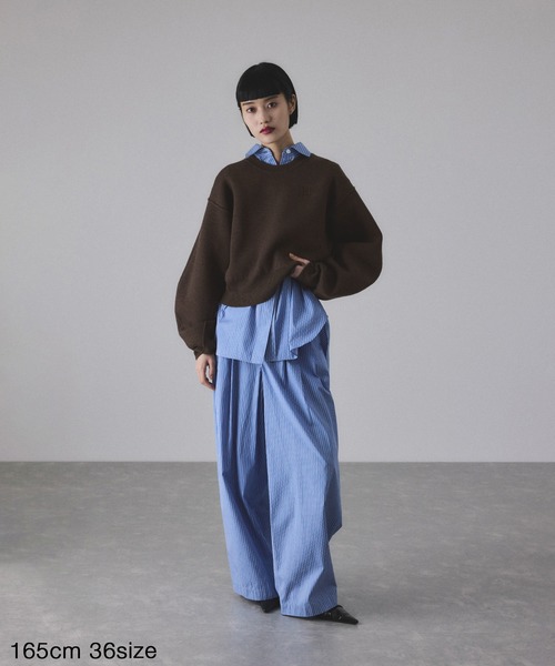 ADAM ET ROPE'（アダムエロペ）の「【サステナブル】ロゴパッチスウェットニット（ニット/セーター・レディース・チャコールグレー/ダークブラウン/レッド/キナリ・36/38）」の7枚目の写真