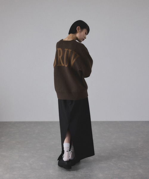 ADAM ET ROPE'（アダムエロペ）の「【サステナブル】ロゴパッチスウェットニット（ニット/セーター・レディース・チャコールグレー/ダークブラウン/レッド/キナリ・36/38）」の9枚目の写真