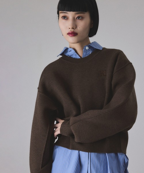 ADAM ET ROPE'（アダムエロペ）の「【サステナブル】ロゴパッチスウェットニット（ニット/セーター・レディース・チャコールグレー/ダークブラウン/レッド/キナリ・36/38）」の15枚目の写真