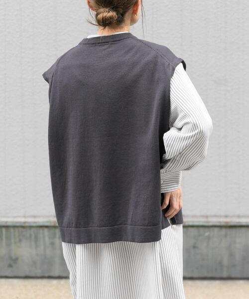 FORK&SPOON（フォークアンドスプーン）の「FORK&SPOON　クルーネックニットベスト（ベスト・レディース・チャコールグレー/ベージュ・1）」の4枚目の写真