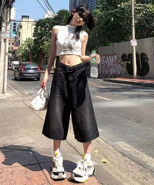 Mayree（メイリー）の「【Mayree】ハイウエスト ハーフ丈 ワイド デニム パンツ（デニムパンツ・レディース・ブラック・SMALL/MEDIUM/LARGE）」の3枚目の写真