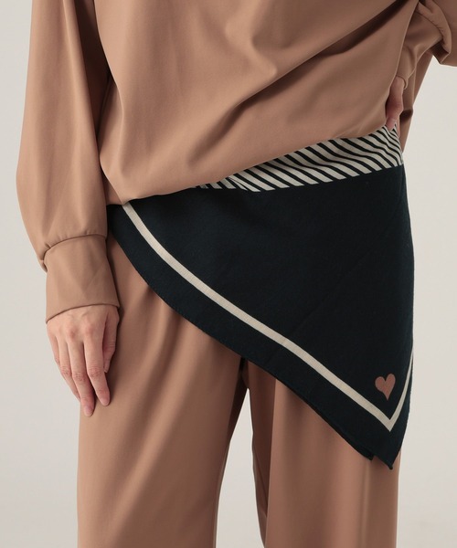 Elura（エルーラ）の「マルチプリント大判スカーフ/610588（ストール/ショール・レディース・ブラウン系その他2/ブルー/ブルー系その他2/ブラック・FREE）」の4枚目の写真