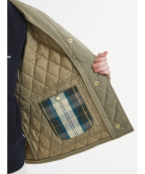 Barbour（バブアー）の「Paige ノーカラー キルティング ジャケット（レディース）（ノーカラージャケット・レディース・ブラウン/ブラック・SMALL/MEDIUM/LARGE）」の15枚目の写真