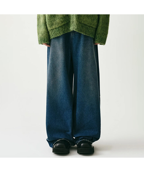 AVANDRESS(アバンドレス )の「Dart Tapered Pants GREEN BLUE(デニムパンツ・レディース・エメラルドブルー・SMALL/MEDIUM/LARGE/X-SMALL/XX-SMALL)」の1枚目の写真