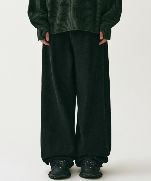 AVANDRESS(アバンドレス )の「Dart Tapered Pants GREEN BLUE(デニムパンツ・レディース・エメラルドブルー・SMALL/MEDIUM/LARGE/X-SMALL/XX-SMALL)」の2枚目の写真