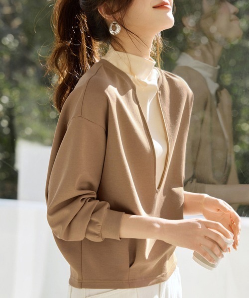 ONEP STAR（ワンピスター）の「モックネック×Vネック風切替トップス（Tシャツ/カットソー・レディース・カーキ・MEDIUM/LARGE/X-LARGE）」の3枚目の写真