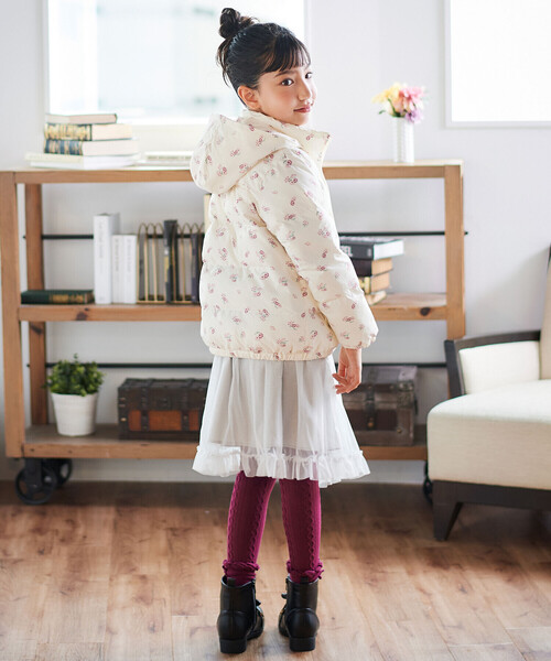 BeBe（ベベ）の「【撥水加工】Girlyフラワープリントタフタフード中綿コート（ダウンジャケット/コート・キッズ・ピンク系その他・150cm/110cm/140cm/120cm/130cm/100cm）」の5枚目の写真