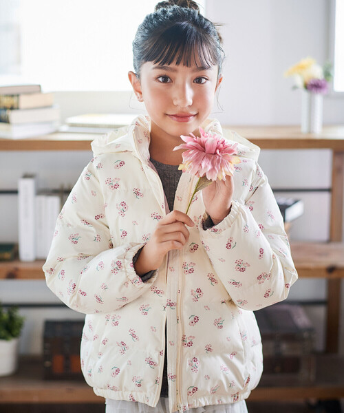 BeBe（ベベ）の「【撥水加工】Girlyフラワープリントタフタフード中綿コート（ダウンジャケット/コート・キッズ・ピンク系その他・150cm/110cm/140cm/120cm/130cm/100cm）」の6枚目の写真