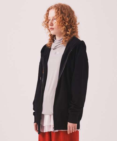 MENASOO（ミナス）の「Menasoo Applique Two Way Hoodie Zip Up_Black（パーカー・レディース・ブラック・MEDIUM/LARGE）」の2枚目の写真