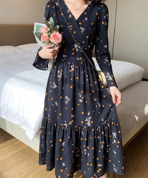 cammie(キャミー)の「小花柄ワンピース(ワンピース・レディース・ホワイト/レッド/ブラック・M/L)」の1枚目の写真