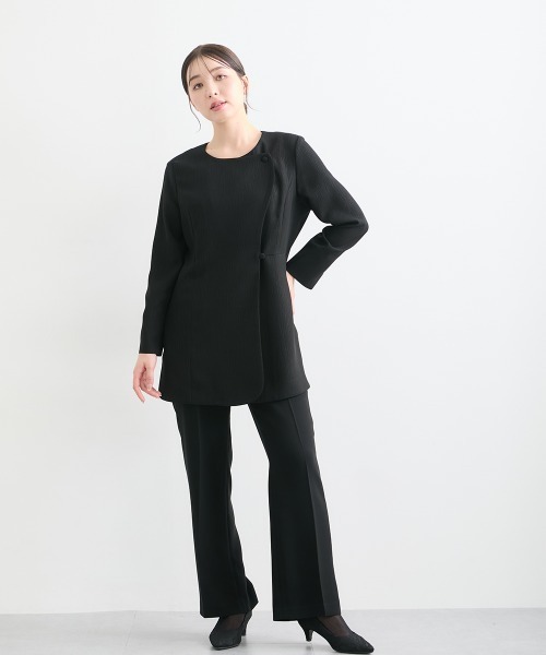 Callarus Black Formal（カラルスブラックフォーマル）の「【喪服・礼服】日本製生地使用　洗える防しわ　楊柳柄エンボス加工アシメデザインジャケットパンツスーツ＜大きいサイズ有＞〔Callarus〕（スーツセット・レディース・ブラック・3L/LL/L/M）」の2枚目の写真