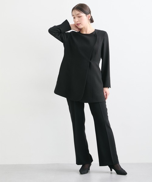 Callarus Black Formal（カラルスブラックフォーマル）の「【喪服・礼服】日本製生地使用　洗える防しわ　楊柳柄エンボス加工アシメデザインジャケットパンツスーツ＜大きいサイズ有＞〔Callarus〕（スーツセット・レディース・ブラック・3L/LL/L/M）」の3枚目の写真