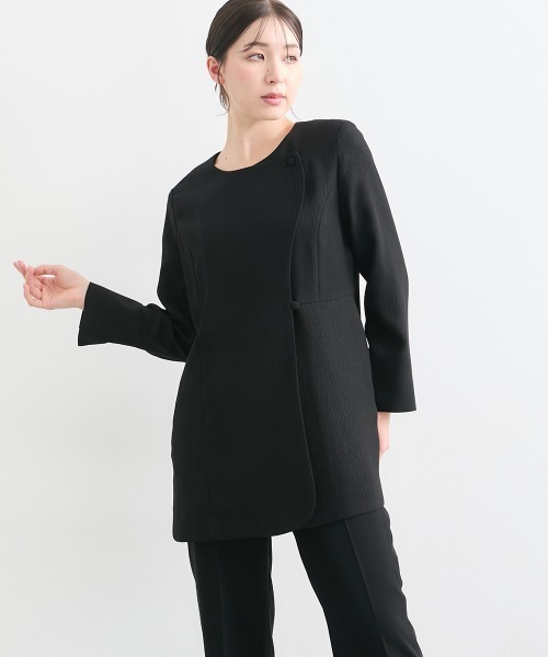 Callarus Black Formal（カラルスブラックフォーマル）の「【喪服・礼服】日本製生地使用　洗える防しわ　楊柳柄エンボス加工アシメデザインジャケットパンツスーツ＜大きいサイズ有＞〔Callarus〕（スーツセット・レディース・ブラック・3L/LL/L/M）」の4枚目の写真