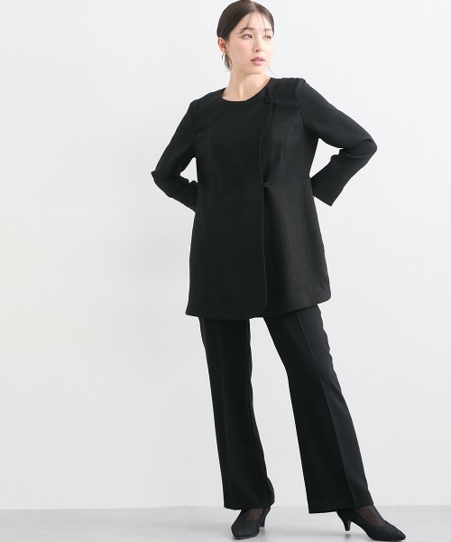Callarus Black Formal（カラルスブラックフォーマル）の「【喪服・礼服】日本製生地使用　洗える防しわ　楊柳柄エンボス加工アシメデザインジャケットパンツスーツ＜大きいサイズ有＞〔Callarus〕（スーツセット・レディース・ブラック・3L/LL/L/M）」の5枚目の写真